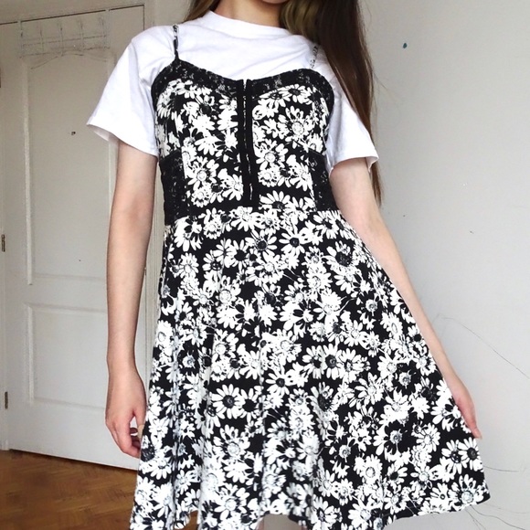 BLACK AND WHITE DAISY DRESS - Picture 2 of 5